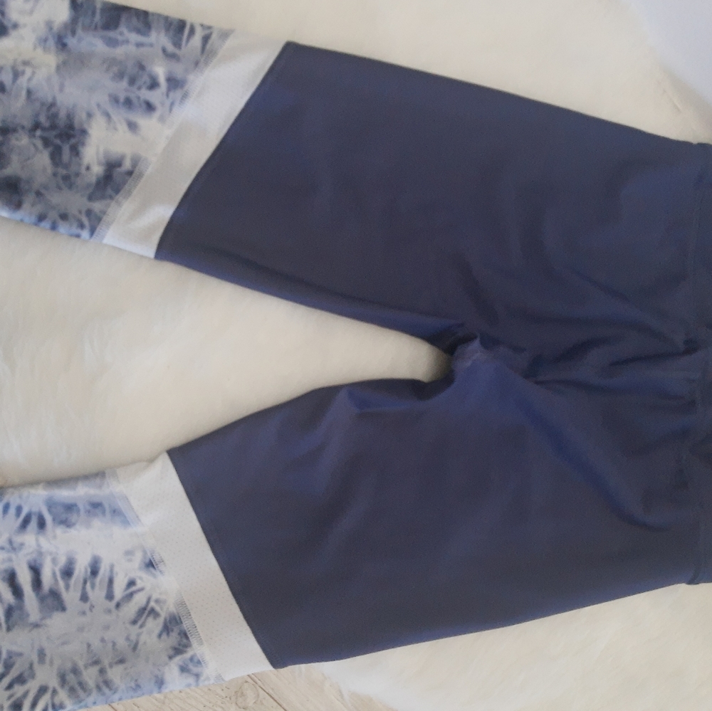 Under Armour Heather Compression Capri Leggings. - image 3